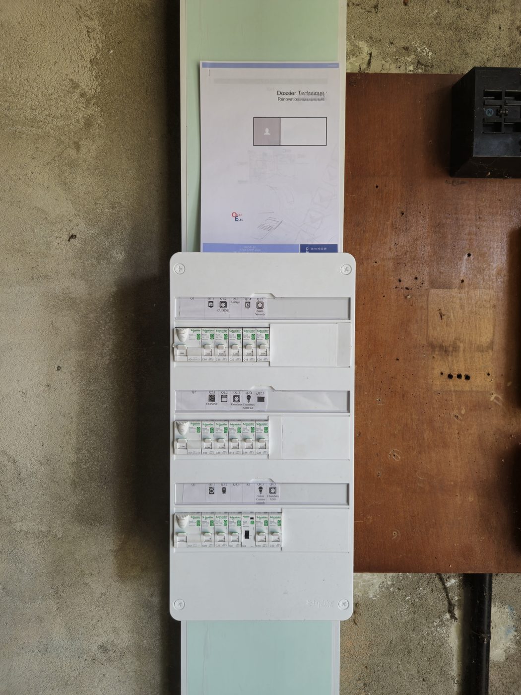 Tableau électrique neuf étiqueté après rénovation