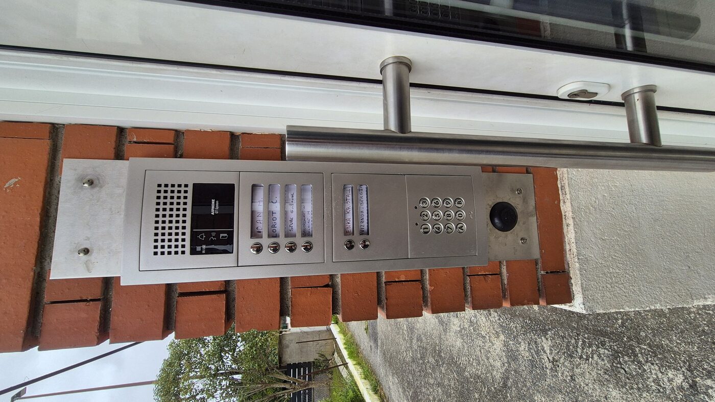 Installation interphone Aiphone en façade