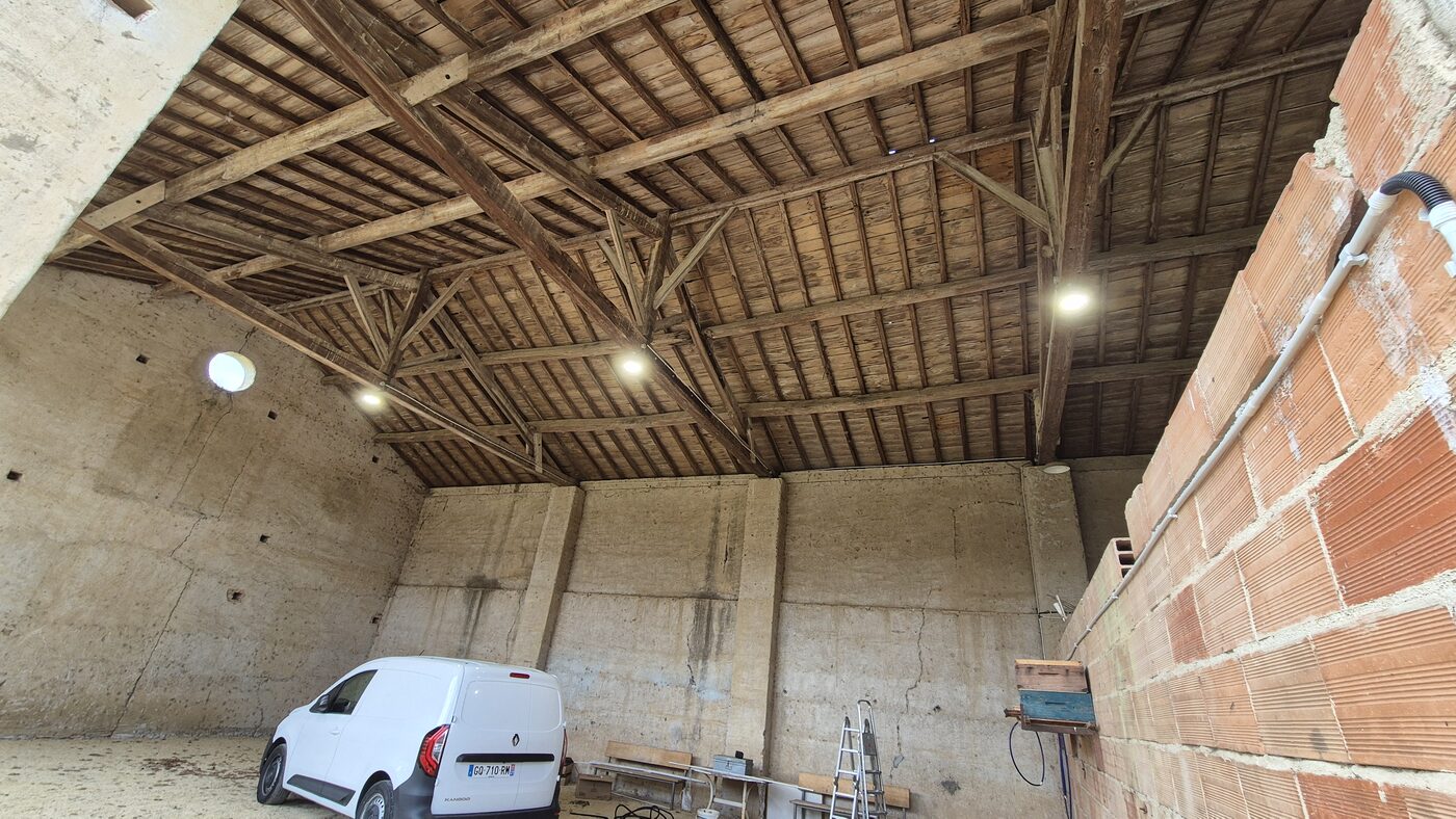 Éclairage LED grand volume charpente bois