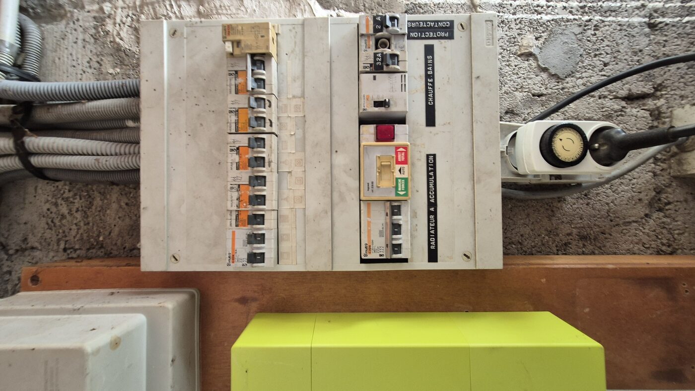 Tableau vétuste avant rénovation électrique